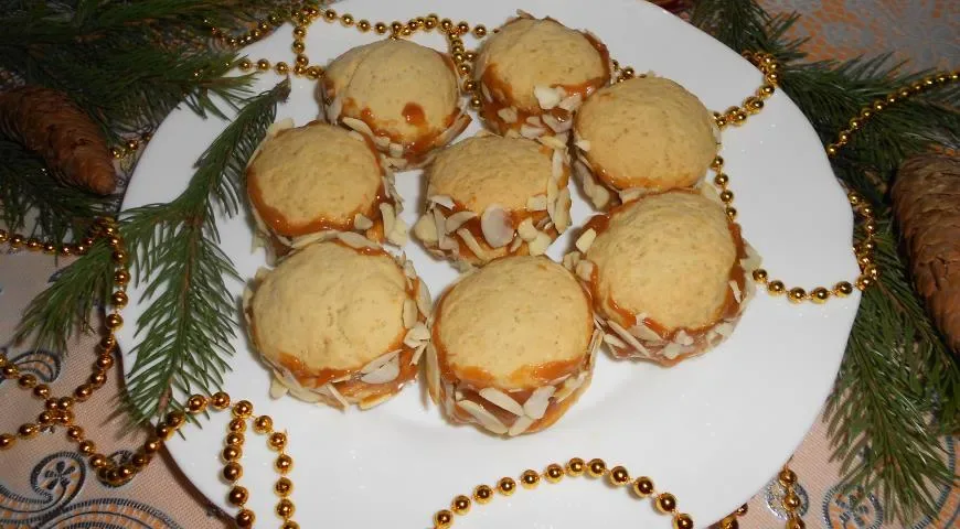 Печенье с варёной сгущенкой и миндальными лепестками