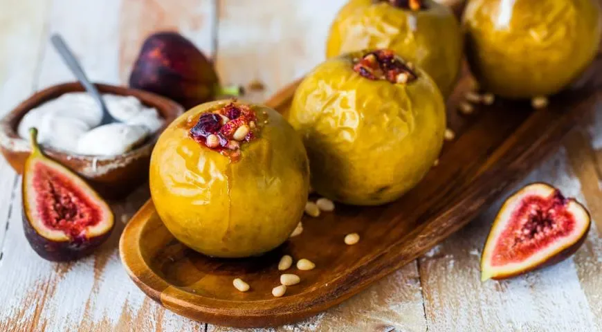 Печёные яблоки с сюзьмой и кедровыми орехами