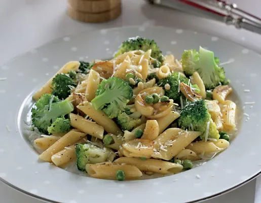 Пенне с чесноком, горошком и брокколи