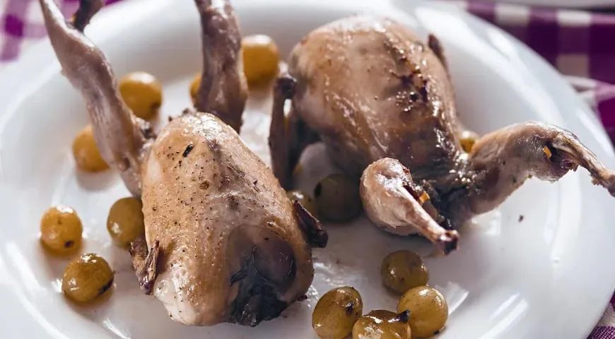 Перепелки с грибами и виноградом