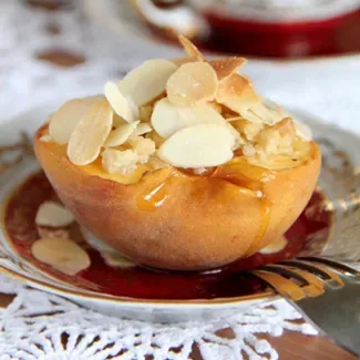 Персик, запечённый с овсянкой, мёдом и миндалём