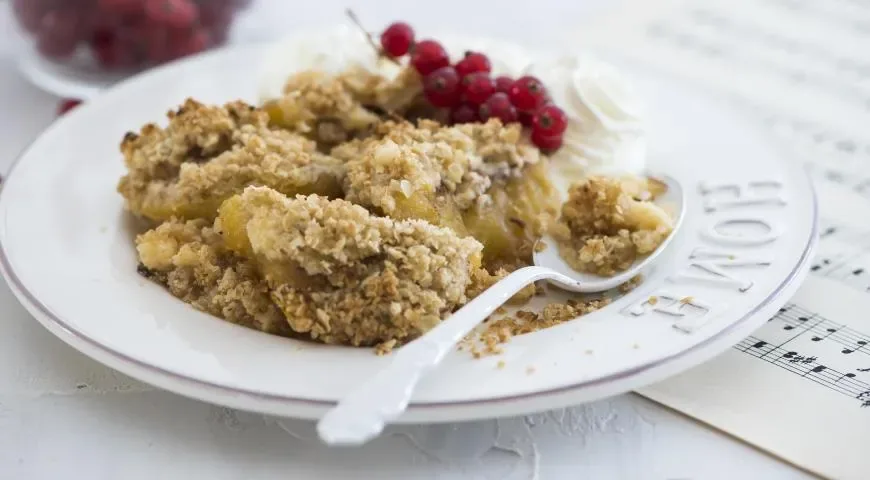 Персики с заварным кремом и овсяной крошкой