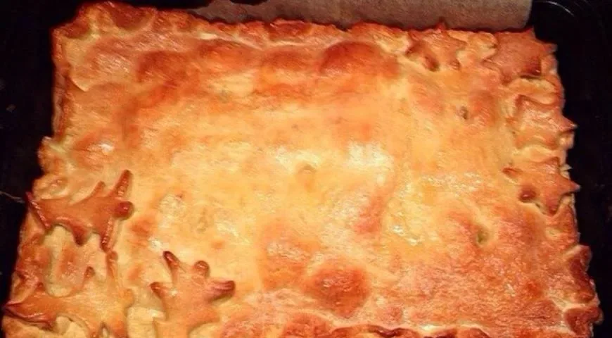 Пирог из слоёного теста с курицей и картофельным пюре