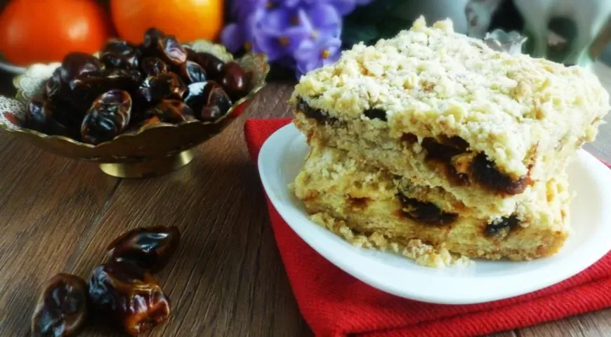 Пирог с финиками и творогом