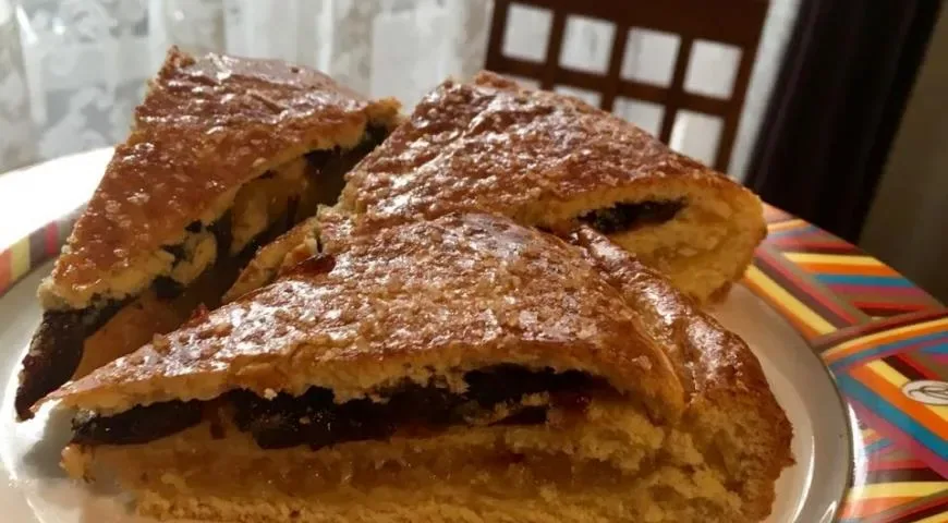 Пирог с курагой, черносливом и лимоном