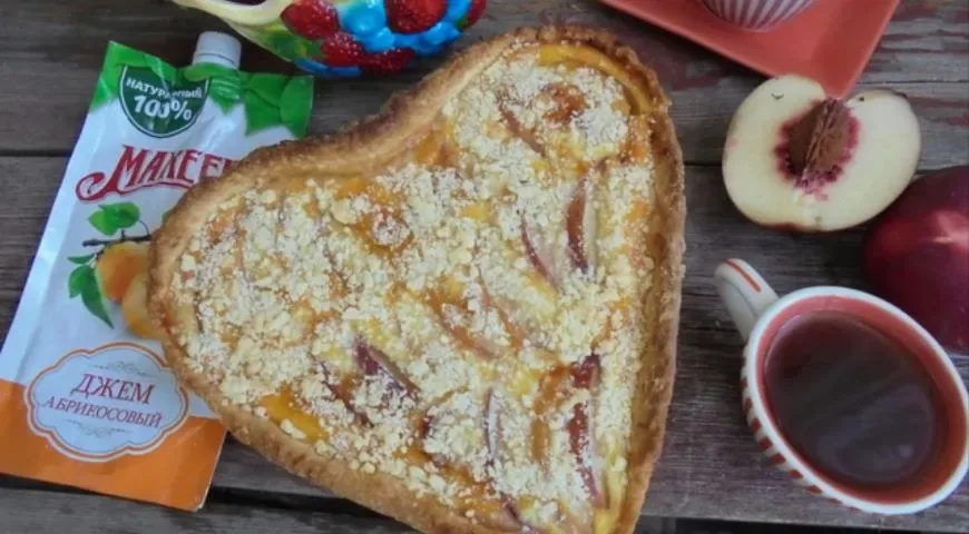 Пирог с нектаринами и абрикосовым джемом