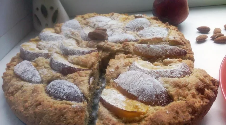 Пирог из цельнозерновой и кукурузной муки с персиками