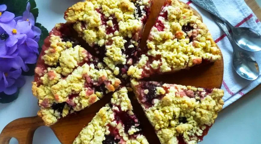 Пирог со сливами и сладкой крошкой
