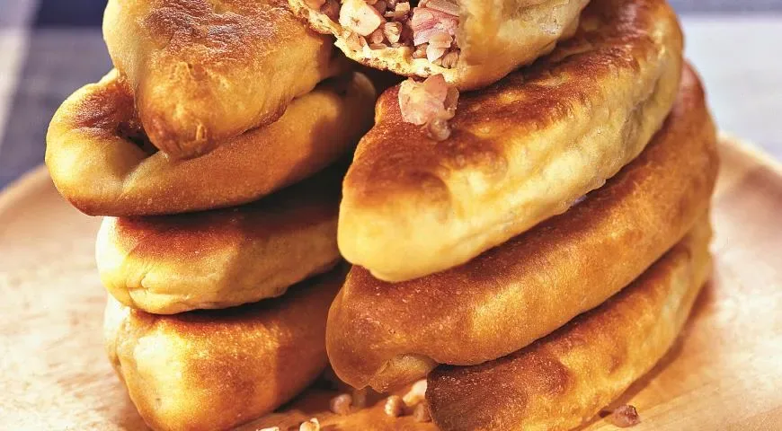 Пирожки из теста на пиве с начинкой из гречки и грудинки