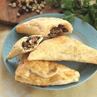 Пирожки с мясом, изюмом и орехами