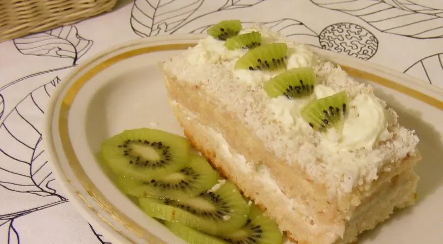 Пирожное с киви и сливками