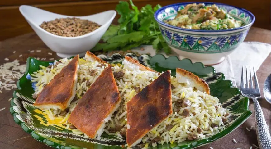 Плов из басмати с курицей и жареным яйцом