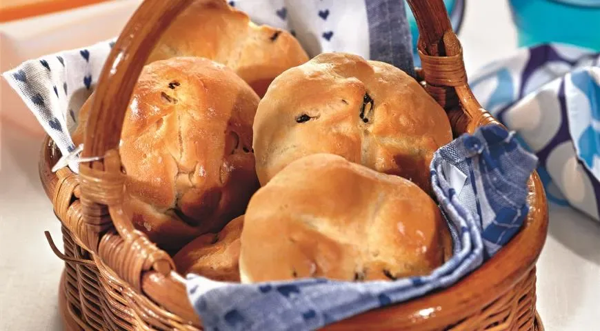 Постные булочки на дрожжах с изюмом и розмарином
