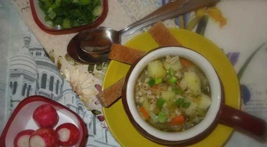 Постный рассольник с перловкой и солёными огурцами
