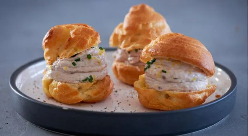 Профитроли со скумбрией и сливочным сыром