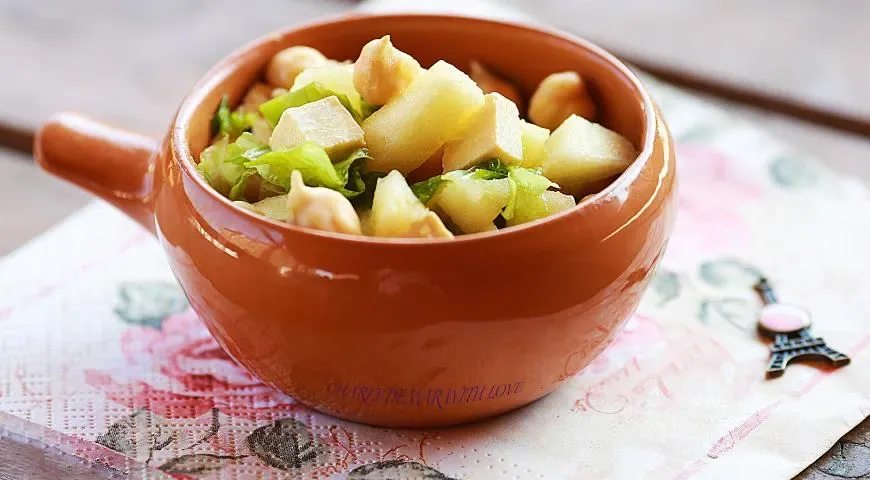 Пророщенный нут и зеленое яблоко