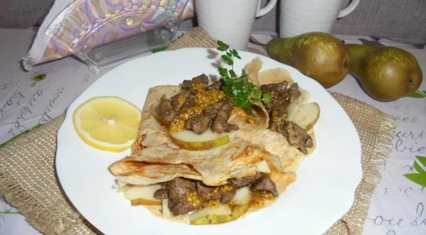 Пшенично-ржаные блины с куриной печенью и грушей
