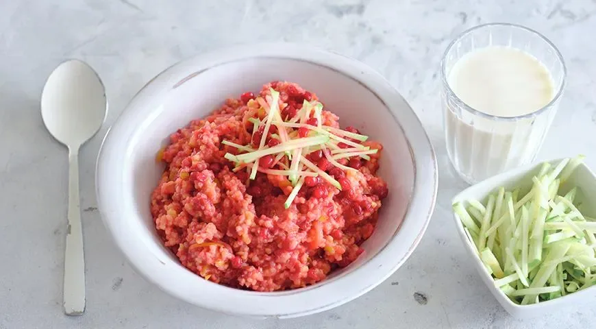 Пшенная каша на воде с яблоками и брусникой