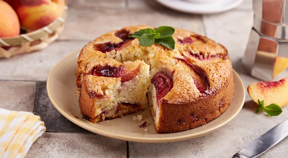 Пышная шарлотка со сметаной и персиками