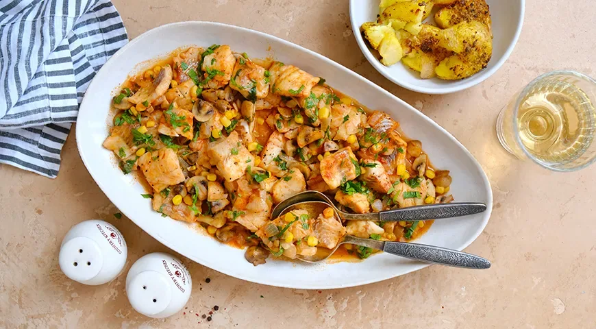 Рагу из белой рыбы с шампиньонами и кукурузой