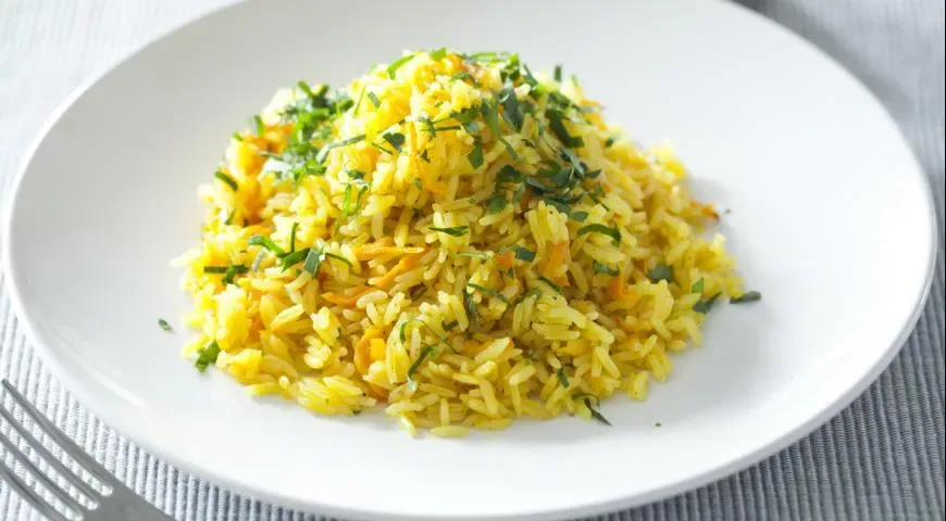 Рис с морковью и луком на сковороде