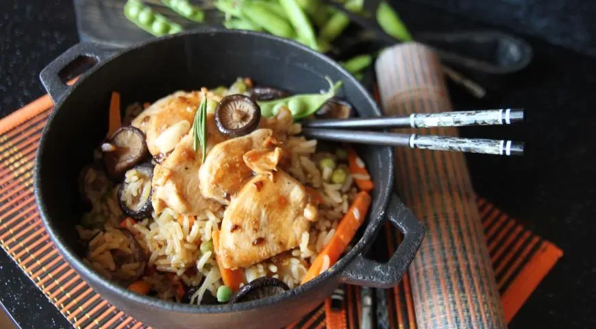 Рис с острой курицей и грибами шиитаке
