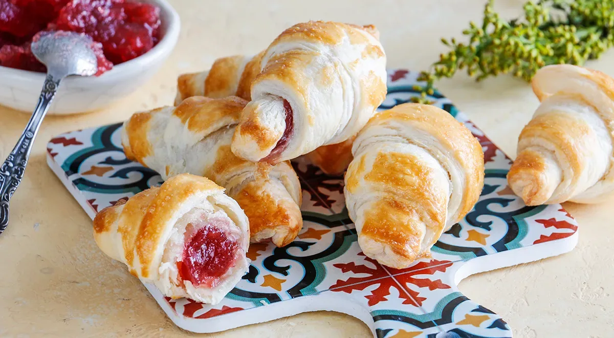 Рогалики из слоёного теста с джемом