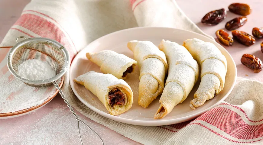 Рогалики с финиковой начинкой