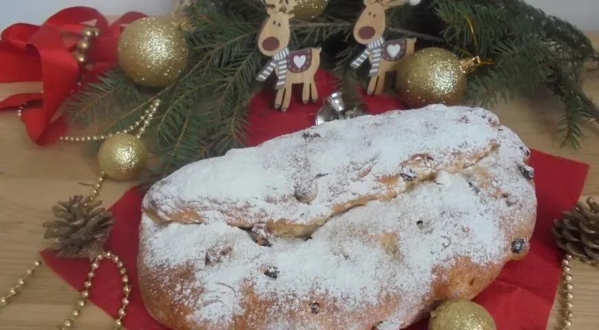 Рождественский штоллен с вяленой вишней и клюквой