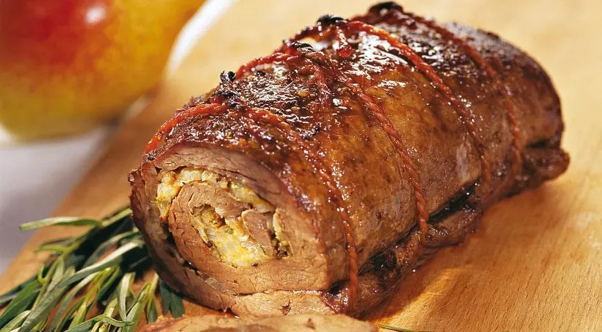 Рулет из говядины с грушами и сыром в духовке