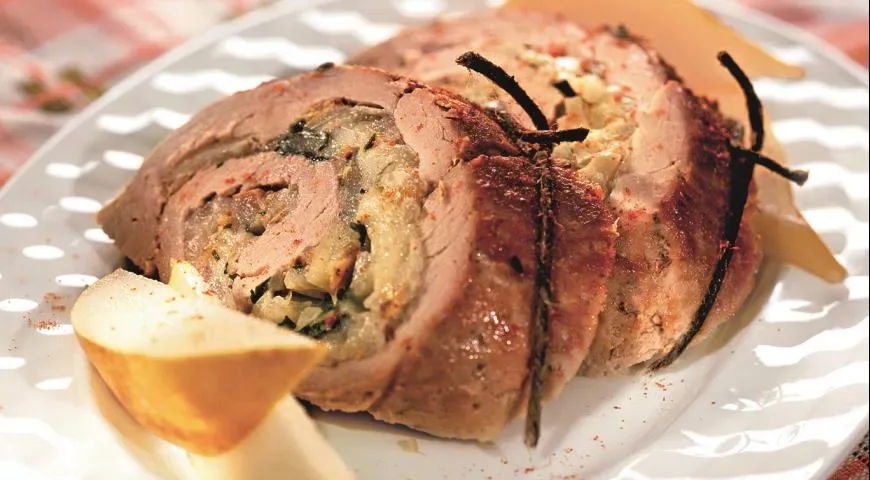 Рулет из свинины с грушами и сыром