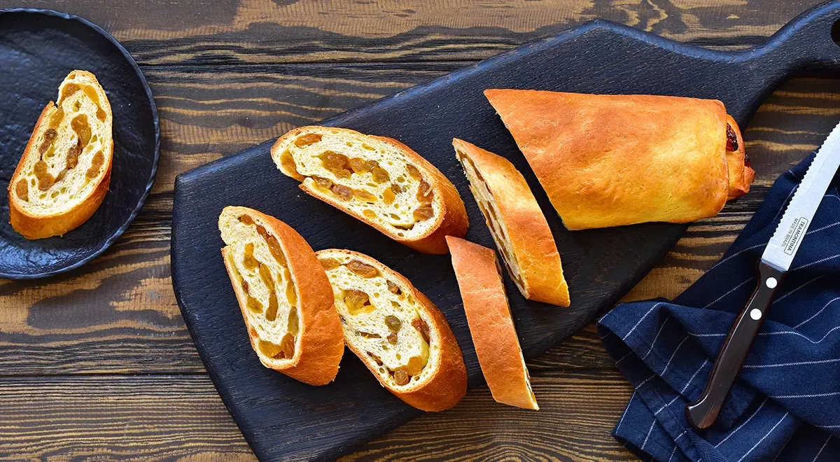 Рулет с изюмом из дрожжевого теста