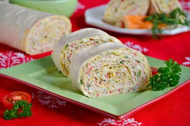 Рулет с крабовыми палочками