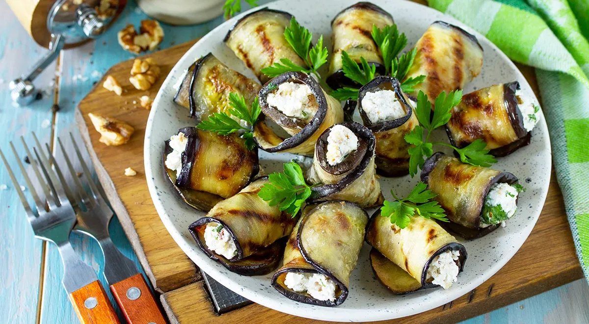 Рулетики из баклажанов с чесноком и майонезом