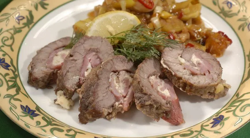 Рулеты из телятины с копчёной свиной шейкой и сыром
