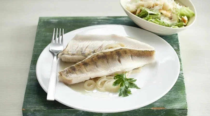 Рыба на луковой подушке