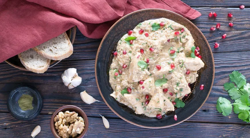 Сациви из курицы с грецкими орехами