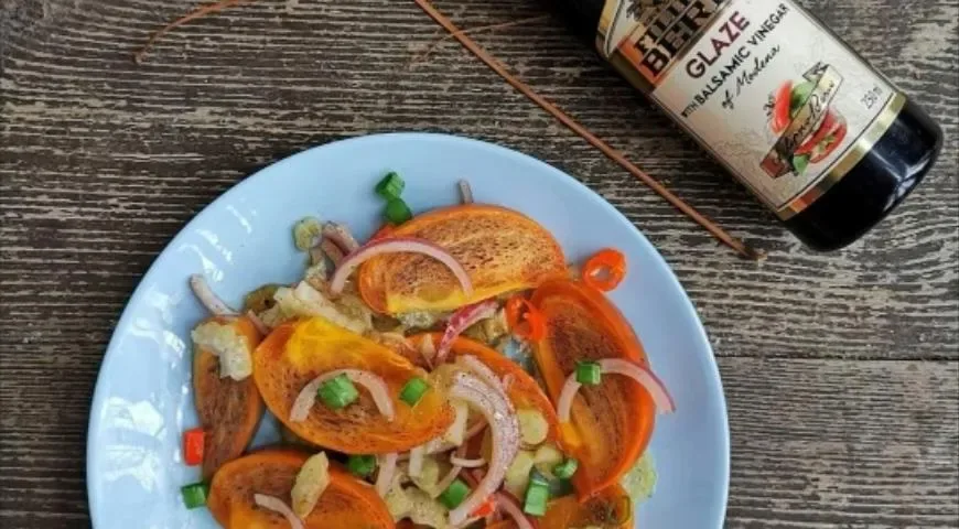 Салат из хурмы с красным луком и сельдереем