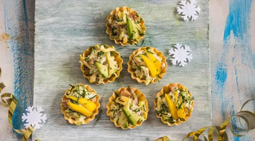 Салат из копчёной курицы с манго и авокадо