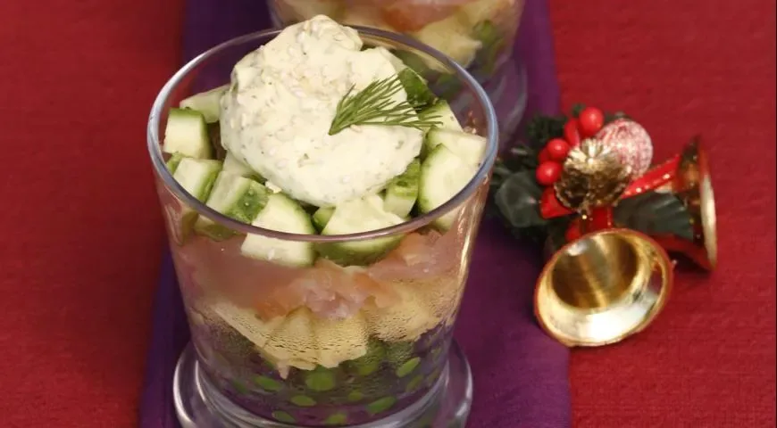 Салат из курицы, картофеля и горошка