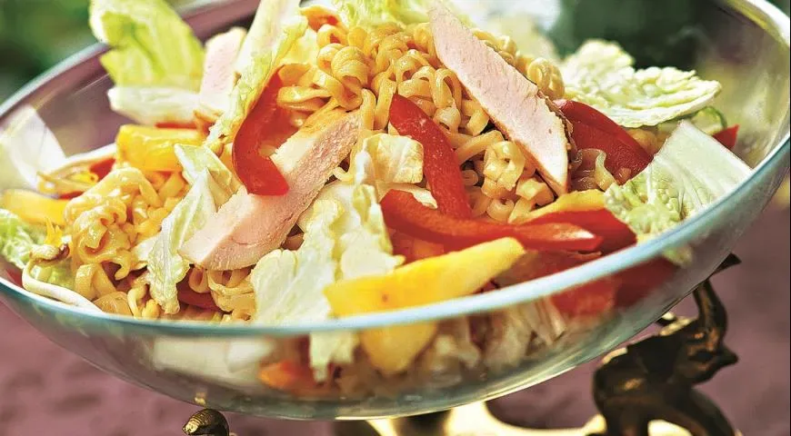 Салат из курицы с зеленым карри