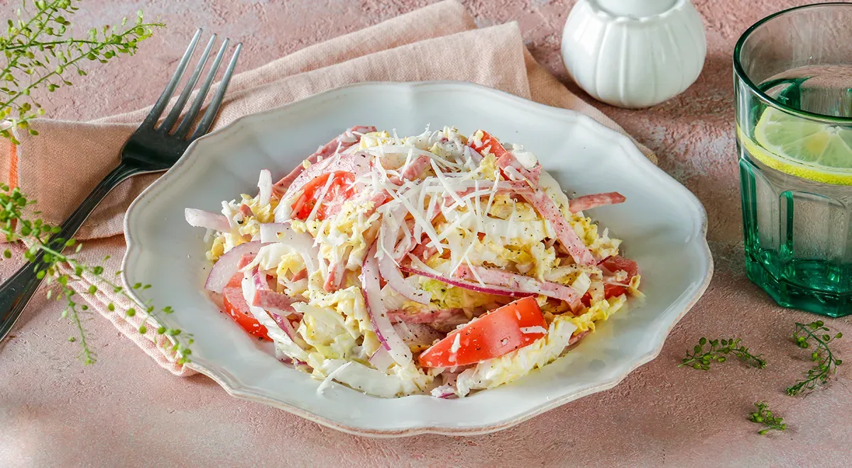 Салат из пекинской капусты с помидорами, сыром и колбасой