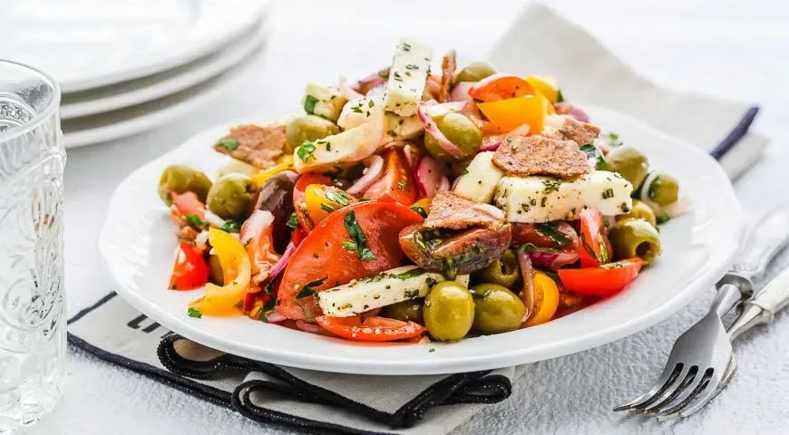 Салат с маринованным адыгейским сыром и помидорами