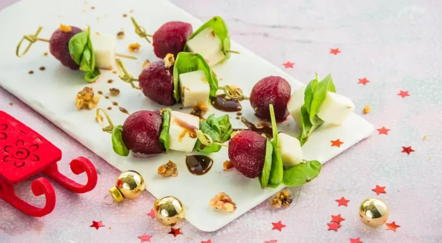 Салат из свеклы с козьим сыром на шпажке