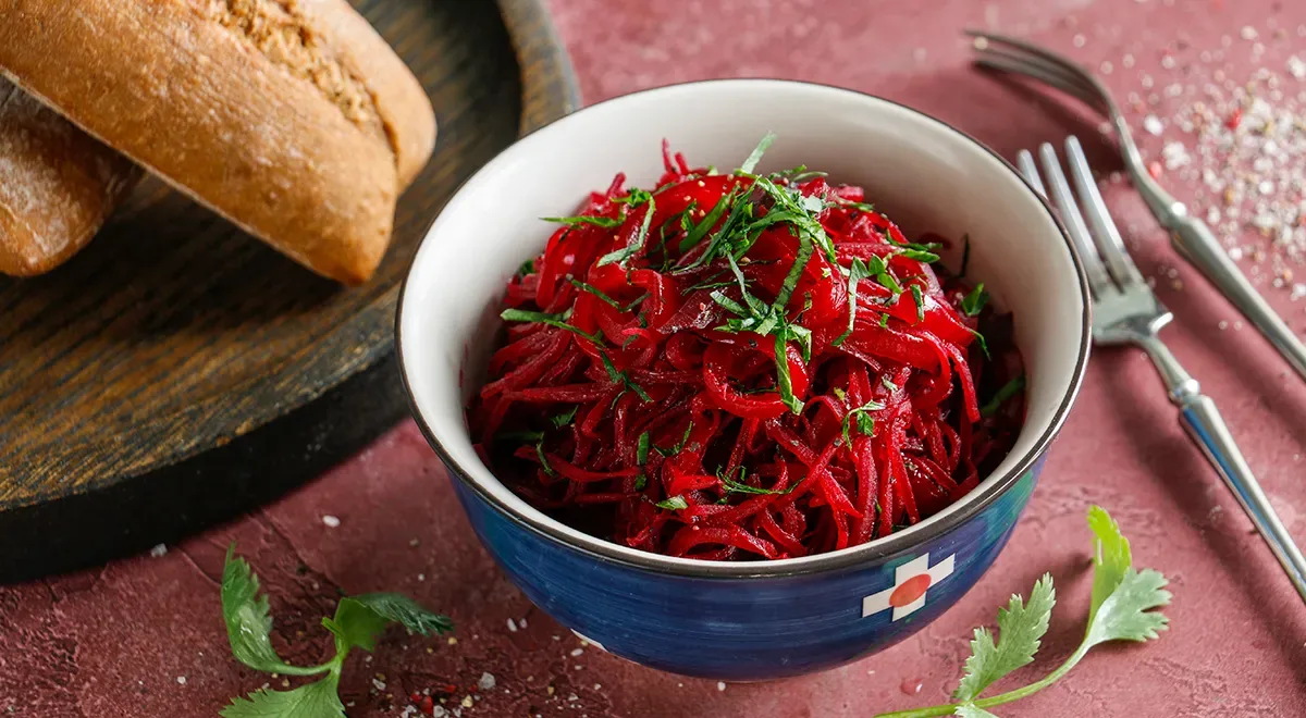 Салат из свеклы с жареным луком и соленым огурцом