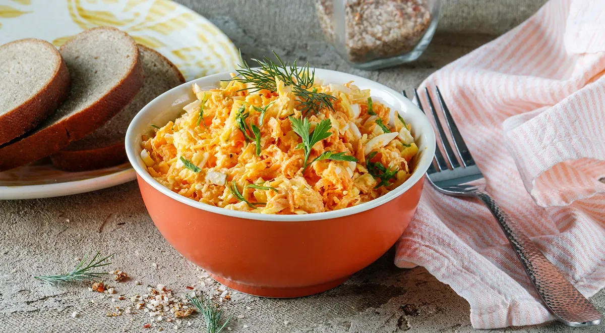 Салат из свежей моркови, сыра и яиц