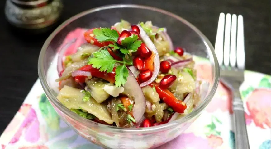 Салат из запечённых баклажанов с грецкими орехами