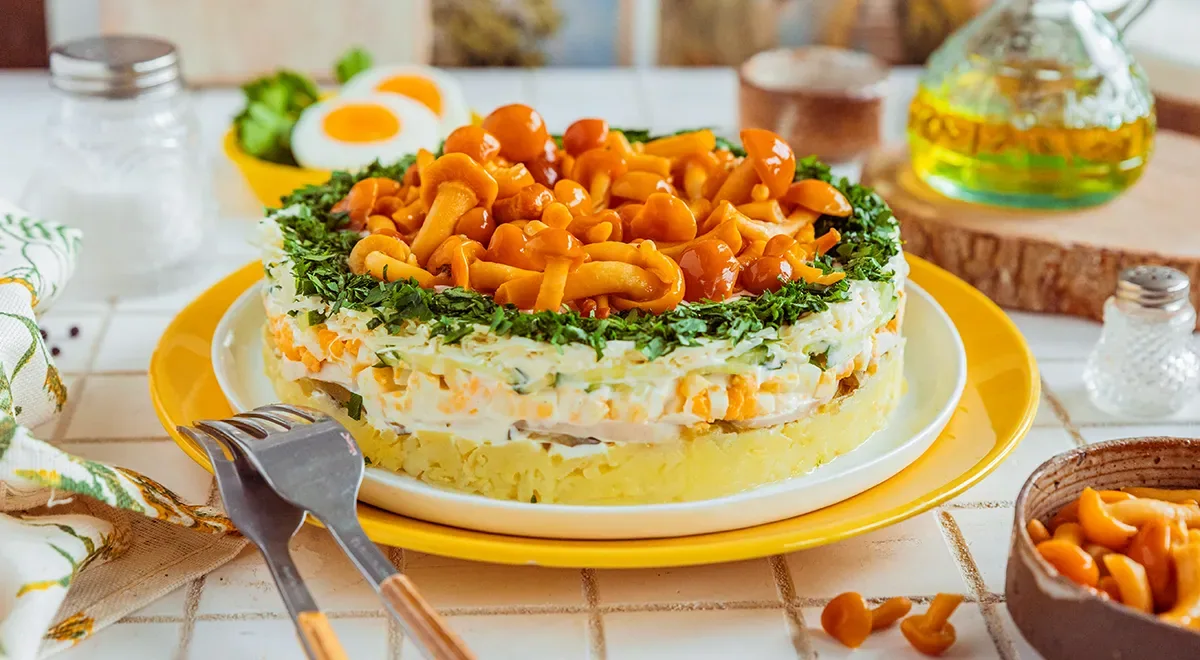Салат «Лесная поляна» с опятами и курицей