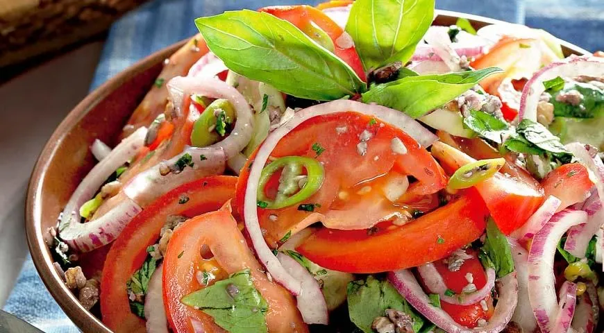 Салат летний из помидоров, огурцов и лука