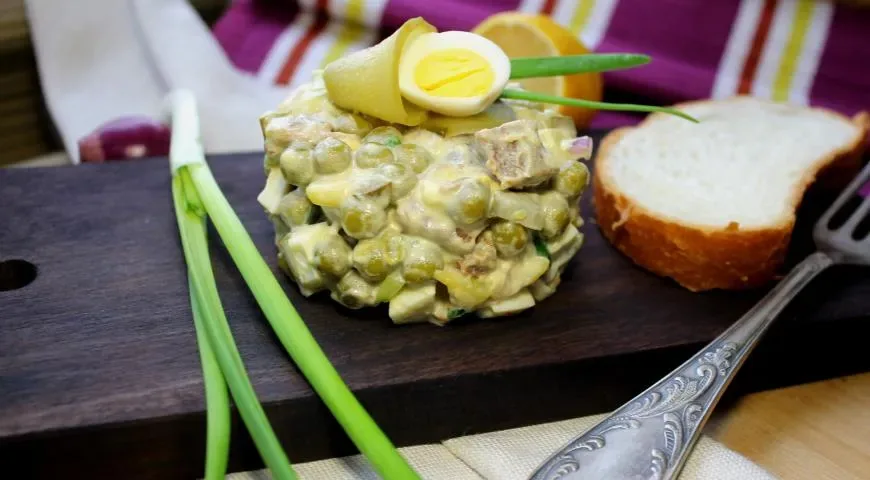 Салат оливье с говяжьим языком и перепелиными яйцами